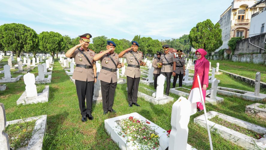 Sambut HUT Bhayangkara Ke-80, Polda Sumut Ziarah Ke TMP Medan, Teguhkan Semangat Pengabdian Dan Keteladanan Pahlawan