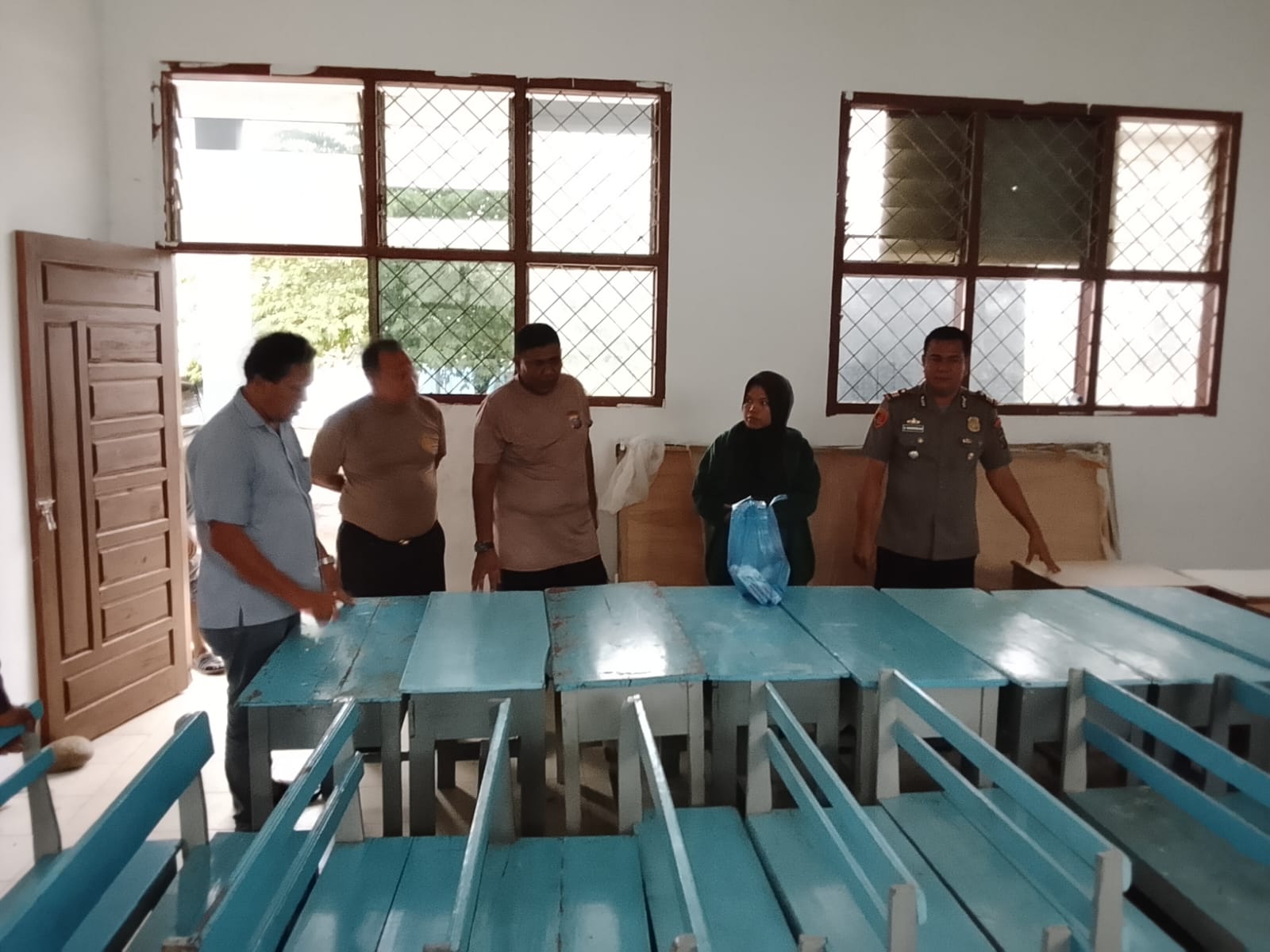 Usai Resmikan Fasilitas, Bhayangkari Sumut Salurkan 140 Set Meja Dan Kursi Untuk SD Terpencil Di Karo