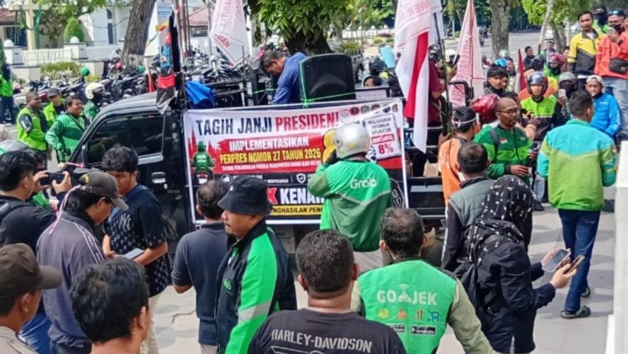 RATUSAN PENGEMUDI ONLINE SUMUT DESAK IMPLEMENTASI POTONGAN APLIKASI 8 PERSEN